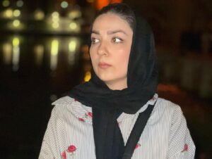 Amir Hossein Sharifi Instagram - سارای عزیزم چهاردهمین سالگرد ازدواجمان برای من چهارده روز گذشته
در کنار تو بودن را خداوند متعال به من هدیه داده امیدوارم که در کنار تو و ساحل عزیزم سلامت و خوش و خرم باشیم🌹🌹🌹🌹
 بدون شما زندگی معنایی ندارد❤️
در سفر بودیم و یکم خرداد ماه هزار و چهارصد و دو ،چهاردهمین سالگرد یکی شدنمان گذشت🌸🌸🌸