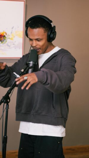 Amir Mitchell-Townes Instagram - SAVE THE DATE 📅 

This Friday July 19th, the lyrically gifted @uhmeer_ hits the Seaux Live stage! 

With roots in both Philadelphia & the DMV, Uhmeer comes from hip hop royalty. Son of famed @djjazzyjeff , the Apple did not fall far from the tree! This is another must see episode where Uhmeer performs his soulful tune ‘Miss Fine’. This tune is perfect for the summer so get ready to dance 🕺🏾 

Hit that reminder button and tap in 🔥🙏🏾

#seauxlive #Uhmeer #MissFine