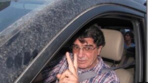 Amirhossein Rostami Instagram - سالگرد،ماه گرد ،روزگرد فرقی نداره.
شما همیشه زنده اید برای ایران.خوش به سعادتتون.❤️
