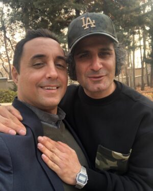 Amirhossein Rostami Instagram - در این که عادل بدجور عاشق سینماست شکی نیست.ولی از زمانی که تصمیم به کارگردانی کار بلندش  گرفت در اولین سینماییش و اولین سریالش کلی با هم عشق کردیم و خاطره ساختیم.و دیگه کاملا واضح ،عشقش‌به سینما قابل لمس بود.😁گیجگاه هنوز اکران نشده و سریال جناب عالی هم ظاهرا قراره از ۲۹ اسفند هر شب از نسیم پخش بشه🤔گیجگاه هم ظاهرا در نوبته اکرانه.اگر اگر اگر اگر هر انچه که عادل نوشت و ما بازی کردیم پخش بشه،شک ندارم کلی لذت میبرید و همین برای من و عادل کافیه.