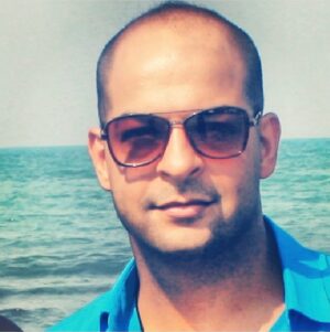 Amirhossein Rostami Instagram - برادرم رفیقم عزیزم محمدرضا جانم 
درگذشت پدر نازنینت که پدرم بود و به تو و خانواده ی عزیزت خانواده ی عزیزم ،تسلیت میگم.همیشه در زندگیم کنارم بودی.در شادی و غم.کاش الان کنارت بودم.از خدا برات صبر میخوام.لعنت به کرونا.لعنت به قاتلاش.
رنج از پی رنج آید زنجیر پی زنجیر🖤