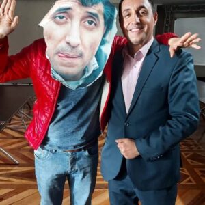 Amirhossein Rostami Instagram - داستان آشنایی من با این رفیق،برمیگرده به تقریبا ۱۶ سال پیش و میسپرم به خودش که به وقتش تعریف کنه.چیزی که حیرت انگیزه اینه که میزان عشقش به کارش ،شرافتش و صداقتش،در طول این سالها،از همون لحظه ی اول که دیدمش تا همین الان ،ذره ای تغییر نکرده.بهای کمی هم نداده با اون قلب مهربونش🥺.بی انصافیه نگم تو معرفت خیلی از من طلبکاره.بعد از اولین فیلم سینمائیش #گیجگاه که دعوتم کرد و براش بازی کردم مدتی از هم بی خبر بودیم تا این که،سر صحنه ی فصل آخر #دودکش، قرار گذاشتیم و وسط اتوبان همدیگرو دیدیم.اینقدر با بهروز دودکش درگیر بودم که میخواستم مدتی با بهروز بمونم و حال کنم.چندتا قرارداد هم داشتم که هنوز هم در جریانن .از #جناب_عالی صحبت کردیم که البته اسم موقتش چیز دیگه ای بود.با همون انرژی و شیفتگی همیشگیش خلاصه ی قصه رو تند تند برام تعریف کرد و گفت هستی؟گفتم ،هستم و مهمترین دلیلش فقط و فقط و فقط وجود خودش بود.
روزای آخر کاره و میخوام بگم پسر تو نابغه ای.زلال و بدون ادا،خود خود خودت.عادل عزیزم❤️