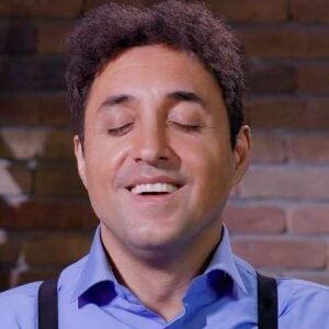 Amirhossein Rostami Instagram - . 
‎رونمایی از نخستین تیزر سریال «جنابِ عالی»
‎پخش از ۱۴ فروردین روزهای فرد در تلوبیون‌پلاس
. 
‎در آستانه پخش سریال «جنابِ عالی» به تهیه‌کنندگی مصطفی رضوانی و کارگرانی عادل تبریزی در ایام ماه رمضان، از نخستین تیزر آن رونمایی شد.
.
‎مجموعه طنز سیاسی- اجتماعی «جنابِ عالی» با بازی امیرحسین رستمی، حسین سلیمانی، بیژن بنفشه‌خواه، میرطاهر مظلومی، مهوش وقاری، گیتی معینی، رضا بنفشه‌خواه و با حضور بیتا سحرخیز و هنرمندی منوچهر آذری و... توسط عادل تبریزی و رویا خسرونجدی در ۱۳ قسمت به نگارش درآمده است.
.
‎ساخت تیزر: آرش وزیری‌تبار
.
.
@amir_hrostami
@hosseinsoleimani
@bijan_banafshehkhah 
@mirtahermazloumiofficialpage
@adeltabrizii
@rezvani._
@Jenabeali_series
@Telewebion.plus
‎#بیتا_سحرخیز
