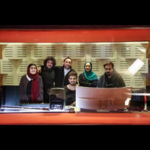 Amirhossein Rostami Instagram - آخرین روزهای فیلمبرداری فیلم سینمایی #آهنگ_دونفره کار رفیق قدیمی ،کاریلد وهنرمندم آرزو جان ارزانش.(ماسکها به دلیل عکس گرفتن برداشته شده ،البته به جز کارگردان(کاش زودتر این کرونای لعنتی تموم بشه و به روزهای عادی و بدون ترس برگردیم.)ممنون از روزبه جان رایگا عزیز برای وسواسش در اخذ پلانهایی ناب.
زحمت عکسهارو رامونا میریان عزیز کشیده