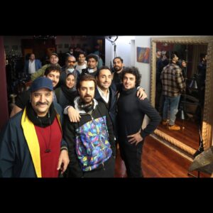 Amirhossein Rostami Instagram - آخرین روزهای فیلمبرداری فیلم سینمایی #آهنگ_دونفره کار رفیق قدیمی ،کاریلد وهنرمندم آرزو جان ارزانش.(ماسکها به دلیل عکس گرفتن برداشته شده ،البته به جز کارگردان(کاش زودتر این کرونای لعنتی تموم بشه و به روزهای عادی و بدون ترس برگردیم.)ممنون از روزبه جان رایگا عزیز برای وسواسش در اخذ پلانهایی ناب.
زحمت عکسهارو رامونا میریان عزیز کشیده