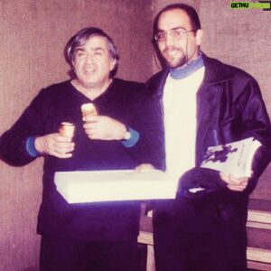 Amirkave Ahaninjan Instagram - .
.
" استاد ، مرشد ، پدر "
.
سالروز رفتنت تنها دلیل یادآوری وجود بی مانند تو نیست که این روزها، هر لحظه و دقیقه و نفس به نفس گرمای حضورت رو در زندگیم دارم و افتخار میکنم...
خوشا به حال ما که در هر دو دنیا مفتخر به شاگردیت بودیم و هستیم و خواهیم بود.
.
تصویر: آکادمی سمندریان/ زمستان ۱۳۷۴
.
.
.
.
.
.
.
.
.
.
.
.
.
#امیرکاوه_آهنین_جان#استاد#حمید_سمندیان#تاتر#نمایش#تاتروسینما#آکادمی#مرشد#پدر