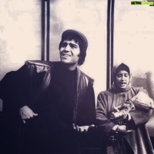 Amirkave Ahaninjan Instagram - .
.
به همراه آشا محرابی در " دایره گچی قفقازی" 
سالن اصلی تاترشهر/۱۳۷۷/ 
کارگردان: استاد نازنینم حمید سمندریان

#حمید سمندریان#آشا محرابی#تاتروسینما #تاترشهر#تيوال