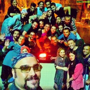Amirkave Ahaninjan Instagram - .
.
" تولدبازی در تمرینات گروه تاتر سولو "
.
.
" در بارانداز "
کارگردان: امیرکاوه آهنین جان
.
زمان: شهریور و مهر
مکان: تالار حافظ
تهیه کننده: مهدی خان احمدی
طراح لباس: سمانه احمدی
طراح گریم: تینا بخشی
عکاس: ساینا قادری
.
.
.
.
.
.
.
.
.
.
#امیرکاوه_آهنین_جان#دربارانداز#نمایش#تاتر#تالارحافظ#نودوچهار#تاتروسینما #تاترشهر #تیوال
