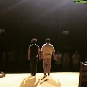 Amirkave Ahaninjan Instagram - .
.
یکی از بهترین خاطرات من در همین شب های گرم و تب دار مرداد ماه ۹۸ داره رقم میخوره ❤
.
در فقدان کارگردان خوش مشرب و دوست داشتنیمون که در این شبها جاش در کنارمون خیلی خیلی خالیه 🌷
و در‌ کنار اشکان عزیز و هم مهرماهی ام ❤
رویا جان پرتجربه و بینظیر و دنیا مدنی پرشور و جوان 🌷
گروه کارگردانی و صحنه و گریم و ...
لذت روی صحنه رفتن در کنار شما بهترینها رو قدر میدانم.
.
و شما همراهان پیش رو که هر شب در میان طوفان انرژی شما عزیزان به روی صحنه میرویم و بی مهابا جان می بازیم.
خدارو برای تک تک این لحظات زیبا شاکرم و دستان پرمهر شمارو میفشارم ❤🌷
.
.
@alireza_koushk_jalali
@ashkankhatibi.official
@royateymourian
@doniamadaniii
.
.
.
#علیرضا_کوشک_جلالی#امیرکاوه_آهنین_جان#اشكان_خطيبی#رويا_تيموريان#دنیا_مدنی#پابلو_نرودا#پستچی_پابلو_نرودا#نمایش#تئاتر#تماشاخانه_ایرانشهر#سالن_استاد_ناظرزاده_کرمانی#عشق