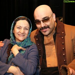 Amirkave Ahaninjan Instagram - .
.
" در کنار نازنین ترین و خوش اخلاق ترین بانوی تئاتر و سینما و تلویزیون که قدم رنجه کردند و میهمان اجرای ما در " پرواز ایکار " بودند.
.
دوستان و عزیزان ما فقط پنج اجرای دیگه داریم و این آخرین خبررسانی بود.
یکشنبه
دوشنبه " تعطیل عمومی"
سه شنبه
چهارشنبه
پنجشنبه
و نهایتا آخرین اجرا جمعه
.
ساعت ۱۸/ تماشاخانه ایرانشهر
خرید از سایت تیوال و گیشه نت
.
http://tiwall.com
http://gisheh.net
و بهترین گزینه تلفن رزرو :
 ۰۹۳۶-۹۰۰۵۴۱۵
.
.
.
.
.
.
.
.
#امیر_کاوه_آهنین_جان #گلاب_آدینه#پروازایکار #محمد_حاتمی #تیوال #تئاتر #تئاترسولو #تاتر #تاتروسینما #تاترشهر #نمایش