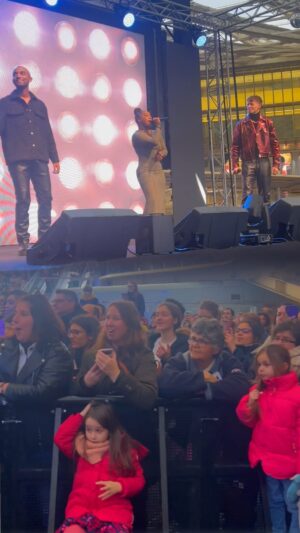 Amisse Abdallah Instagram - 1/2 Retour sur mes meilleurs moments avec mes potos lors du showcase au Westfield des Halles ❤️
.
.
Merci à toutes les personnes présentes ✨ 

MERCI pour l’accueil🫂 l’énergie🫂 l’amour 🫂
.
.
MERCI D’ AVOIR FILMÉ AUTANT DE SOUVENIRS @kiese_desbosquets 🥰
.
.
C’était beau à voir et à vivre ❤️
.
.

Merci pour la coiffure @c.a.j_coifafro 🪄

Prenez soin de vous l’Élite ❤️
.
.Merci pour l’invitation ✨ @westfieldforumdeshalles  @sonymusicfrance @columbiafrance 
.. Restez connectés ..

#westfield #leshalles #showcase #dedicaces #staradademy #ecrislhistoire #souvenirs #westfieldleshalles #tf1 #napartezpassansmoi #calculezpaslesfaussesnotesliéesaustress😂