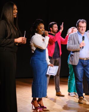 Amisse Abdallah Instagram - ME REVOILÀ 👋 😁

Quelques moments de vie du soir de l’évènement d’ @apprentiscene 👩🏾‍🎤

Merci de m’avoir élue parmi les membres du jury et de m’avoir nommé Marraine de votre événement 🤍 Ce fut un plaisir de découvrir ces scènes de théâtre et d’entendre parler de causes qui vous sont chers.
.
.
.
Photographe : @sphertana 📸 
.
Celles qui m’ont sublimés sont ici : 

Stylisme : @i.am.staaacy
Maquillage : @keylissa._ 
Coiffure : @c.a.j_coifafro 

Merci d’être là ♥️

𝐴𝑝𝑟𝑒𝑛𝑡𝑖𝑠𝑐𝑒𝑛𝑒, 𝑛𝑜𝑚𝑚𝑒́ « 𝑐ℎ𝑎𝑚𝑝𝑖𝑜𝑛 𝑑𝑢 𝑚𝑜𝑛𝑑𝑒 𝑑𝑒 𝑙'𝑒́𝑣𝑒̀𝑛𝑒𝑚𝑒𝑛𝑡 𝑒́𝑑𝑢𝑐𝑎𝑡𝑖𝑓 𝑙𝑒 𝑝𝑙𝑢𝑠 𝑐𝑟𝑒́𝑎𝑡𝑖𝑓 » 𝑒𝑛 2022, 𝑖𝑙 𝑚𝑒𝑡 𝑒𝑛 𝑙𝑢𝑚𝑖𝑒̀𝑟𝑒 𝑠𝑢𝑟 𝑠𝑐𝑒̀𝑛𝑒, 𝑙𝑒𝑠 𝑎𝑝𝑝𝑟𝑒𝑛𝑡𝑖𝑠, 𝑙𝑒𝑢𝑟 𝑚𝑒́𝑡𝑖𝑒𝑟 𝑒𝑡 𝑙𝑒𝑠 𝑣𝑎𝑙𝑒𝑢𝑟𝑠 𝑞𝑢’𝑖𝑙𝑠 𝑝𝑎𝑟𝑡𝑎𝑔𝑒𝑛𝑡.
.
.
Lorsque vous serez certains de la voie que vous avez décidé de suivre, restez obstinés, passionnés et bienveillants envers vous-même ♥️ 
.
.
Prenez soin de vous l’Élite 🫂

#lanoche #lanight #lanuit #aprentiscene #likewsh