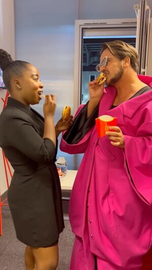 Amisse Abdallah Instagram - Ce genre de moments >> 😍

Merci pour le Burger @yanismarshall 🍟😘

#mangercestlavie #bestmoment  #yanissmarshall #amissestaracademy @staracademytf1