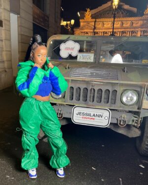Amisse Abdallah Instagram - 💙👩‍🚀💚…
•
•
• Photo 1 : @raphaelgthl ✨
• 📍 @lescreatsconcept / @jessilannparis 
•  Coiffure : @c.a.j_coifafro 
• Maquillage : @keylissa._ 
• Habillage : @bymaeko / @i.am.staaacy 

#greenblue
