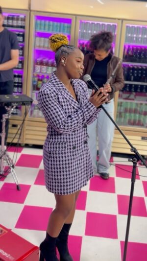 Amisse Abdallah Instagram - Les Amis bonsoir 🥰
.
.
Il y a quelques jours, je suis allée en Belgique pour chanter avec les musiciens du @tarmac.be !
.
.
C’est un média quu passe en radio-télévision belge 😍
.
Nous vous avons crée un moment acoustique sur l’une de mes compositions 🎹 « Chaines » - disponible sur le nouvel épisode du Tarmac Music Live !
Le décor est particulier🧃Je vous ai monté quelques images du tournage et des préparations 🧖‍♀️
.
.
Merci aux musiciens et aux équipes pour leur accueil. La version finale de la video est disponible dans ma bio.
.
.
Aux manettes @kiese_desbosquets ✅
Au stylisme : @i.am.staaacy 👗
Au maquillage : @keylissa._ 💄
À la coiffure : @c.a.j_coifafro 💇‍♀️
Merciii ! 
.
.
Bonne écoute l’Élite !
Prenez soin de vous ❤️
🎥 : @amisse.music
.
. 
#tarmacbe #tarmacmusiclive #amisse #chaines #amissemusic #musiclivesession#decor #epicerie🍪 #pianoflute #yellowhairstyle #brusselsmusic #liveshow #purplevibes