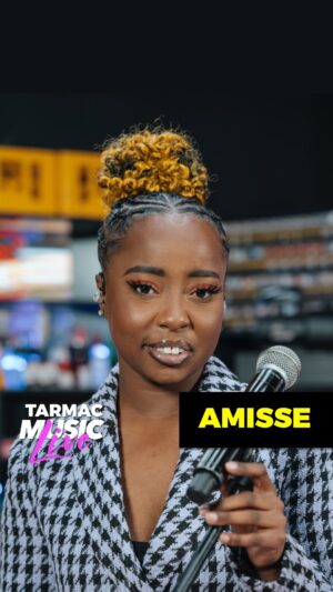 Amisse Abdallah Instagram - @amisse.music est une jeune chanteuse autodidacte,  elle intègre la nouvelle promotion de la Star Academy. C’est là-bas qu’elle découvre l’étendue de son univers. Elle interprète dans ce Tarmac music live “chaines” 🔥🔥