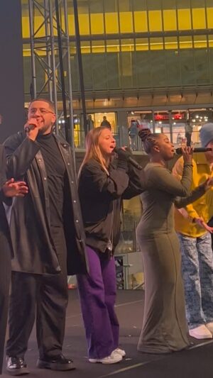 Amisse Abdallah Instagram - 2/2 Retour sur mes meilleurs moments avec mes potos lors du showcase au Westfield des Halles ❤️
.
.
Merci pour l’accueil🫂 l’énergie🫂 l’amour 🫂
.
.
C’était beau à voir et à vivre ❤️
.
.
MERCI POUR AVOIR FILMÉ TANT DE SOUVENIRS @kiese_desbosquets 🥰

Merci pour la coiffure @c.a.j_coifafro 🪄

Prenez soin de vous l’Élite ❤️

.. Restez connectés ..

#westfield #leshalles #showcase #dedicaces #staradademy #ecrislhistoire #souvenirs #westfieldleshalles #calculezpaslesfaussesnotesliéesaustress😂