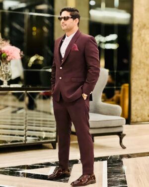 Amit Mishra Instagram - Behind every successful man is a wardrobe filled with impeccable suits😎😉
#AmitMishra #AMlive #lifestyle #singer #music