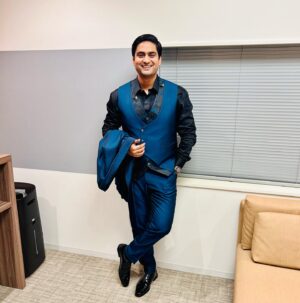 Amit Mishra Instagram - Tonight’s mood: sharp, sophisticated, and stylish. 🔵🖤

#Japan #Tokyo #JapanTour #TokyoConcert2023 #LivefromJapan #TeamPritamlive #Amitmishralive #playbacksinger #Singer #liveperformer #music