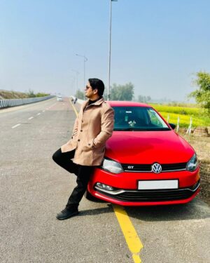 Amit Mishra Instagram - Old car, new adventures.🚙💭 There’s something about driving an old car that makes you feel young again.
.
.
#mymeanmachine🚘 #roadtrip #amitmishra #singeramitmishra #poorvanchalexpress