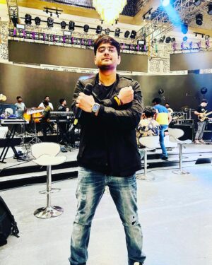Amit Mishra Instagram - WorkMode❤️
Photo bomber @shubhodeepmittra da,
PC- @jitesh24_ 
#work #music #playbacksinger #teampritamlive #soundcheckmode #Fun #Live