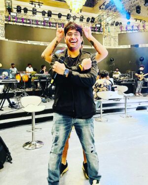 Amit Mishra Instagram - WorkMode❤️
Photo bomber @shubhodeepmittra da,
PC- @jitesh24_ 
#work #music #playbacksinger #teampritamlive #soundcheckmode #Fun #Live