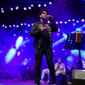 Amit Mishra Instagram - It was completely an honour to Perform for the one and only and the Living Legend Mr.Pritam Chakraborty da along with super brilliant Singers @antaramitraofficial @nakash_aziz @sreeramachandra5 @shalmiaow @mohammedirfanali for prestigious project KalaSagar held in Aurangabad(Maharashtra)
I would like to thank Pritam Da for this wonderful opportunity,
I would like to congratulate Team Pritam on super successful Concert…
Special thanks to KalaSagar Ultimate Entertainment team members.
And super special thanks to the lovely Audience of Aurangabad ..
Gratitude 🙂❤️🙏🏻
#aurangabad #Playbacksinger #amitmishra #bollywood #music #TeamPritam #Pritamda #concert #love 
#teamworkmakesthedreamwork #collectiveartistsnetwork #amitmishrasinger