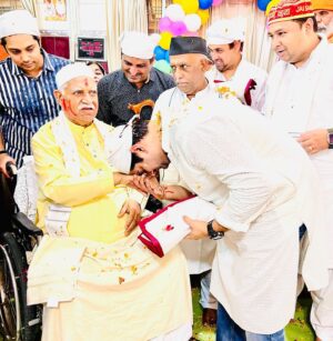Amit Mishra Instagram - Tribe Vibe 😇 🙏🏻❤️
Thank you Shri Ashok Guru ji ,Aadarniya evam poojniya Shri Sakhi Sai Baba ji and Abhyuday family for all your love and blessings like always..
Wishing you all a very Happy Holi 🙂❤️🙏🏻
#phoolonkiholi🌼🌸 #tribevibe #lko #abhyuday #feelingblessedandthankful #grattitudeistheattitude #greatful #happyholi