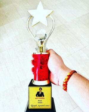 Amit Mishra Instagram - Thank you Royal Award 2022 for the Honour 🙏🏻🙂
Special thanks to Mr.Sanjay Shravan and Pradeep ji for your kind gesture and I would like to Thank my brothers and Team mates Mr.Nishith Hegde and Mr.Girish Dias to receive this award on behalf of me ,
Gratitude🙏🏻🙂❤️
#royalawards2022 #playbacksinger #amitmishra #amitmishralive🎵 #gratitude #singer #music