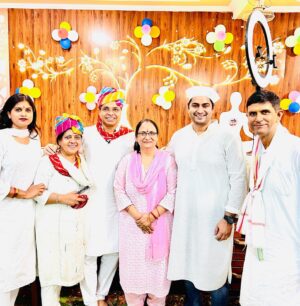 Amit Mishra Instagram - Tribe Vibe 😇 🙏🏻❤️
Thank you Shri Ashok Guru ji ,Aadarniya evam poojniya Shri Sakhi Sai Baba ji and Abhyuday family for all your love and blessings like always..
Wishing you all a very Happy Holi 🙂❤️🙏🏻
#phoolonkiholi🌼🌸 #tribevibe #lko #abhyuday #feelingblessedandthankful #grattitudeistheattitude #greatful #happyholi