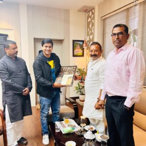 Amit Mishra Instagram - It was an honour meeting Honourable Mr.Ashok Choudhry (the Cabinet Minister for the Building Construction Department Bihar)
And Honourable Mr.Kumar Ravi (Devisional commissioner patna)
#Patna #Bihar #Music #Lifeofamusucician #Playbacksinger #AmitMishra #Gratitude