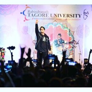 Amit Mishra Instagram - Had an amazing time performing for Shri Rabindranath Tagore University Bhopal #RNTU’s annual fest Rhythm 2022 ..
I would like to congratulate team #TeamAMlive
#AshwinShriyan
#NishithHegde
#Uttamkumarhela
#MayankSharma
#Rinku
#AkashSawant
on super brilliant live performance and #Mayank #Jitesh #CAN on brilliant offstage managment ..
I would like to thank Team #RNTU fraternity for their lovely hospitality in Bhopal..
And Super Duper thanks to the Super Duper Audience of #RNTU Bhopal ❤️
A special thanks to the respected chancellor of RNTU Mr.Santosh Kumar Choubey ,Registrar Dr.Vijay Singh and Mr.Manoj for their kind invitation to perform for RHYTHM 2022..
Styled by -Shilpi Saxena 
#RNTU #Rhythm2022 #TeamAMLiveproject #TeamAMlive #Music #amitmishra