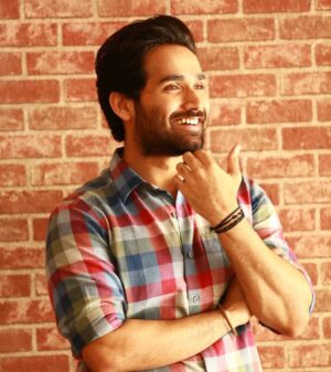 Amitash Pradhan Instagram - Always laughter #onsets :)
#Paramporul in progress 

#shooting #shootlife #setlife #tamilcinema #makingmovies