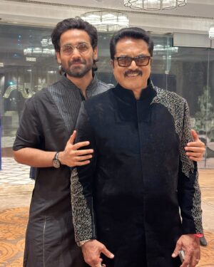 Amitash Pradhan Instagram - In a parallel world, Paramporul’s Maithreyan and Aadhi are back 😁😁 looks like they’re fine with each other no? No beef, looks like? 💪🏼

Jokes aside, congratulations dear @r_sarath_kumar Sir on Varu’s wedding. Happy to see you happy,  and your dance moves were fire and ice. Cheers Supreme ❤️❤️

#paramporul #sarathkumar #supremestar
