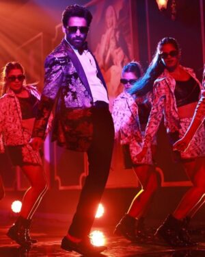 Amitash Pradhan Instagram - Get ready to #SIPPARARIPPARA 🕺🎉
A @itsyuvan Musical ! 

@r_sarath_kumar - the O.G vibester. 
@dancersatz choreography 
@aravind275 @kashmiraofficial @_light_engineer @nagooranramachandran @u1recordsoffl @onlynikil @gobeatroute @princehumai @gokulsheperdz 

#paramporulmovie #yuvanshankarraja #yuvanism #u1