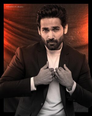 Amitash Pradhan Instagram - What you looking at? 🫵🏼👀

An OAR jacket, @osmanabdulrazak and a @thestoryteller_india picture makes a good day better. 🥂

❤️💫 🧿

#fashion #photography #picoftheday #weekend #weekendvibes #keepgoing #live #experience