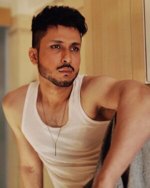 Amol Parashar Instagram - Song on loop just for these 4 lines by @kamil_irshad_official 🔥

📸 @abeemanyousee 
Hair @kalikote_diwas