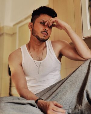 Amol Parashar Instagram - Song on loop just for these 4 lines by @kamil_irshad_official 🔥

📸 @abeemanyousee 
Hair @kalikote_diwas
