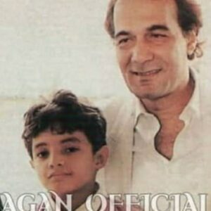 Amr Mahmoud Yassin Instagram - بين ذراعي الاب. و احضان الاسرة كامل الاحساس بالأمان و الدفء  ربنا يرحمك يا حلى واطيب  أب 💔