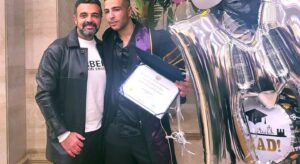 Amr Mahmoud Yassin Instagram - احساسي ان ابني بيتخرج من الجامعه إحساس غريب شوية  فرحه كبيره جدا  واحساس اني  عديت مرحله مش بسيطه.  مسئولية ان ابنك ينهي مرحلة تعليمه  شيء يعني مش بسيط لانها رحله طويلة مليانه احداث و لحظات  ترقب و فرح و ضيق  قلق وتوتر  و ..و .. فا الحمدلله ع الإنجاز ده يا حوده .. والف سلامه عليك من الدور اللي كان عندك ❤️🙏🏻