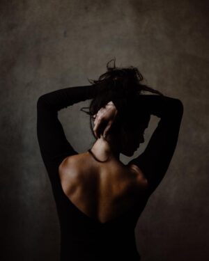 Amrita Acharia Instagram - He’s got my back it seems. @livingstonehazzer response to ‘casual headshot pls’ 
•
So that’s my back, you’re welcome, I’ve not seen it in a while. Also a shameless way to ask you to please support my amazing friends @decay___studio ‘s film (check them out, you won’t regret) , to see if @pipaltreeuk ‘s #biggivechristmaschallenge is something you’d fancy supporting, and to check out these amazing feats from #nepal @iambelmaya   @nimsdai ‘s #14peaksnothingisimpossible .
ok bye 😘