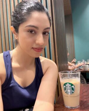 Amrita Dasgupta Instagram - This photo is dedicated to all those people who keep flooding my DMs saying sab make up and filter hain .. 
Trust me sirf lip balm hain. 
🤣