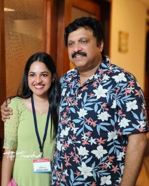 Amrutha Nair Instagram - പ്രിയപ്പെട്ടവരെ, ഇന്നലെ  എന്റെ നാട്ടിലെ  ഒരു പരിപാടിയുമായി  ബന്ധപ്പെട്ട് എനിക്ക് ഉണ്ടായ ഒരു ദുരനുഭവം  നിങ്ങളോട്  പങ്കുവച്ചിരുന്നുവലോ. ആ വിഷയത്തിൽ  എനിക്ക് നേരിട്ടും, സാമൂഹ്യമാധ്യമങ്ങൾ വഴിയും പിന്തുണ അറിയിച്ച എല്ലാവർക്കും എന്റെ  നന്ദി.😊 
 വേദിയിൽ  ഒപ്പം  ഇരിക്കാൻ യോഗ്യത ഇല്ലെന്നു  പറഞ്ഞവരുടെ  മുൻപിൽ  എന്നെ ഇങ്ങനെ  ചേർത്ത്  നിർത്തിയ ബഹു: മന്ത്രി  ഗണേഷ്‌ സാറിനോട് ഓരായിരം നന്ദി. !😊

Special thanks to @sajansooreya @kishor.satya