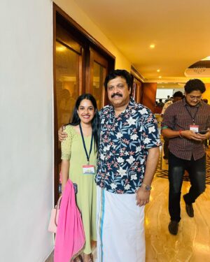 Amrutha Nair Instagram - പ്രിയപ്പെട്ടവരെ, ഇന്നലെ  എന്റെ നാട്ടിലെ  ഒരു പരിപാടിയുമായി  ബന്ധപ്പെട്ട് എനിക്ക് ഉണ്ടായ ഒരു ദുരനുഭവം  നിങ്ങളോട്  പങ്കുവച്ചിരുന്നുവലോ. ആ വിഷയത്തിൽ  എനിക്ക് നേരിട്ടും, സാമൂഹ്യമാധ്യമങ്ങൾ വഴിയും പിന്തുണ അറിയിച്ച എല്ലാവർക്കും എന്റെ  നന്ദി.😊 
 വേദിയിൽ  ഒപ്പം  ഇരിക്കാൻ യോഗ്യത ഇല്ലെന്നു  പറഞ്ഞവരുടെ  മുൻപിൽ  എന്നെ ഇങ്ങനെ  ചേർത്ത്  നിർത്തിയ ബഹു: മന്ത്രി  ഗണേഷ്‌ സാറിനോട് ഓരായിരം നന്ദി. !😊

Special thanks to @sajansooreya @kishor.satya