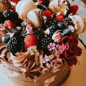 Amy Bouzaglo Instagram - Chocolate Cream Berry Cake with #macaroons #blackmagicroses #24k