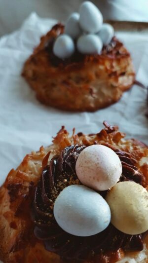 Amy Bouzaglo Instagram - Strawberry 🍓 Pistachio #coconutmacaroons #easter #chocolate #eggs