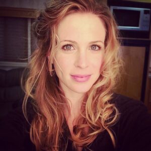 Amy Gumenick Instagram - Chilly weather always makes me miss filming with my #turnfamily in Virginia. 🇺🇸 @turn_amc #philomena #turnwashingtonsspies #onlocation #trailerselfie #latergram #revolutionarywar @amc_tv