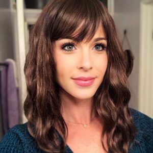Amy Gumenick Instagram - I KNOW blondes have more fun...but let’s just make sure.🤔 #brunette #funwithwigs #amazonforthewin #selftape #audition #pilotseason #imagination #selfie #tbt
