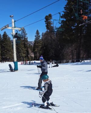Amy Paffrath Instagram - Leap day ski trip ⛷️💨🏔️🐻

Diverted a sister ski trip with @flywithbritt96 and kept it local which meant the whole family was suddenly invited.

Teaching your kid ANYTHING requires oodles of patience. Teaching your kid to ski requires enough patience to fill Big Bear lake. 

Lots of tears and plenty of frustration early on but when we listened to our child and took off the ski clip a friendly, well- meaning staff member hooked on her skis, she fared much better and had a really enjoyable day. 

We gave Ember some tips, and told her the basics but mainly she taught herself to ski. Parents, give them the tools, make adjustments, then get out of their way. 

We have a budding skier! @drewseeley

Ps...kids 4 and under get free rentals at Big Bear Mountain .

Perfect low pressure opportunity to try the sport before you commit. 

Grateful for the wonderful bday girl @gina_field for allowing us to stay at her cozy mountain hideaway. 

10/10 would recommend. 
#iloveskiing
#skibunny
#mountainmama
#parenting
#bethemountain