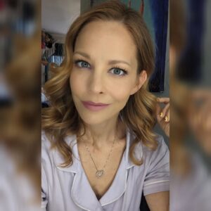 Amy Paffrath Instagram - Back on my side part ish and it feels so good.
Slide 1 in my PJs (available for a steal via @morningsave)
Slide 2 on set to talk about said PJs on 60 Seconds of Steals on @entertainmenttonight 

Thx to @rebepps   @valabronharrell for taking the look I started and making it better 💄

#ambassador #tvhost #glam #sidepart #glowup